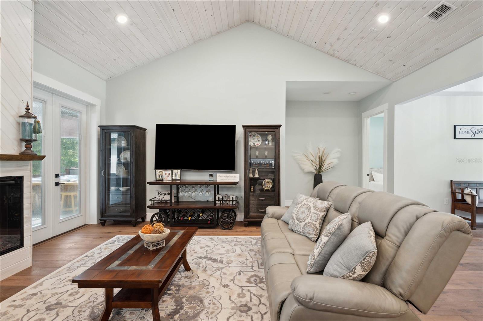 Living Room with fireplace