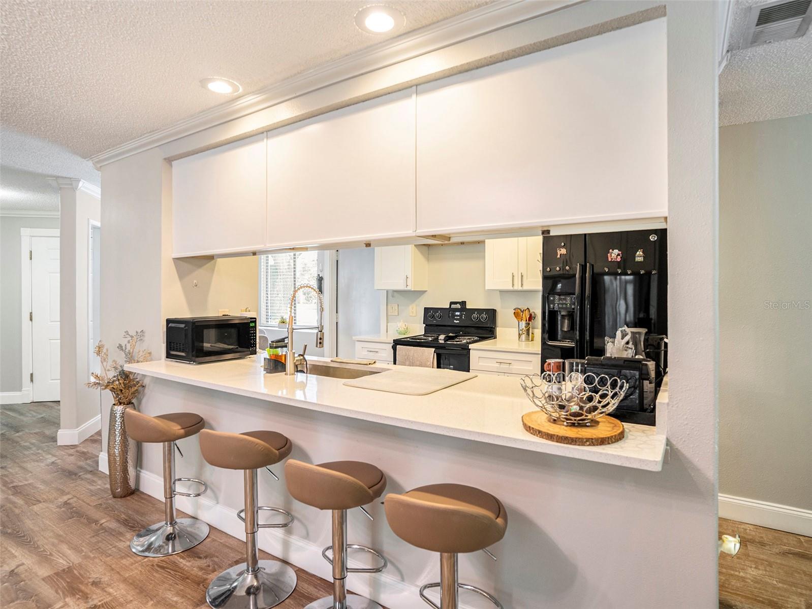 Breakfast bar, kitchen