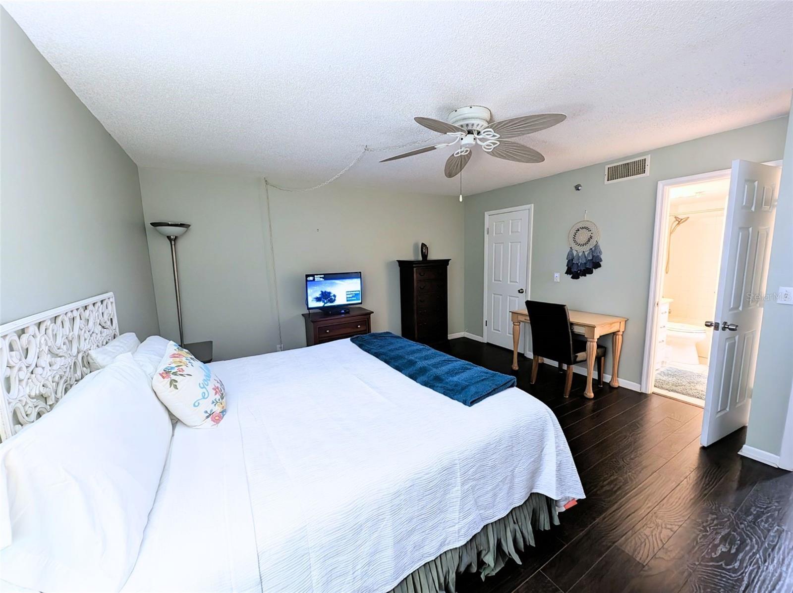 Primary Bedroom with En-suite bathroom, Walk In Closet