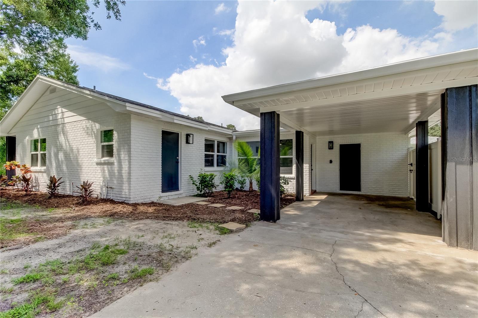 Storage room with Carport