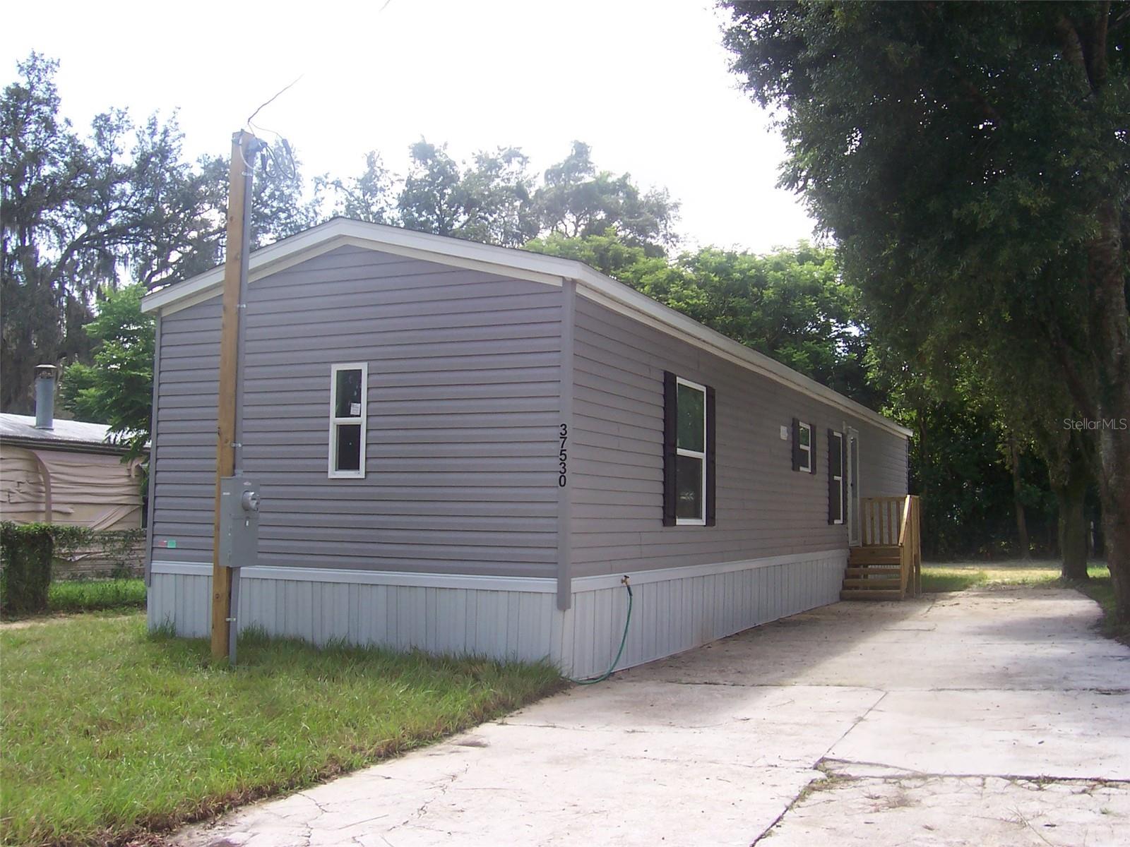 Spacious Driveway with lots of parking.