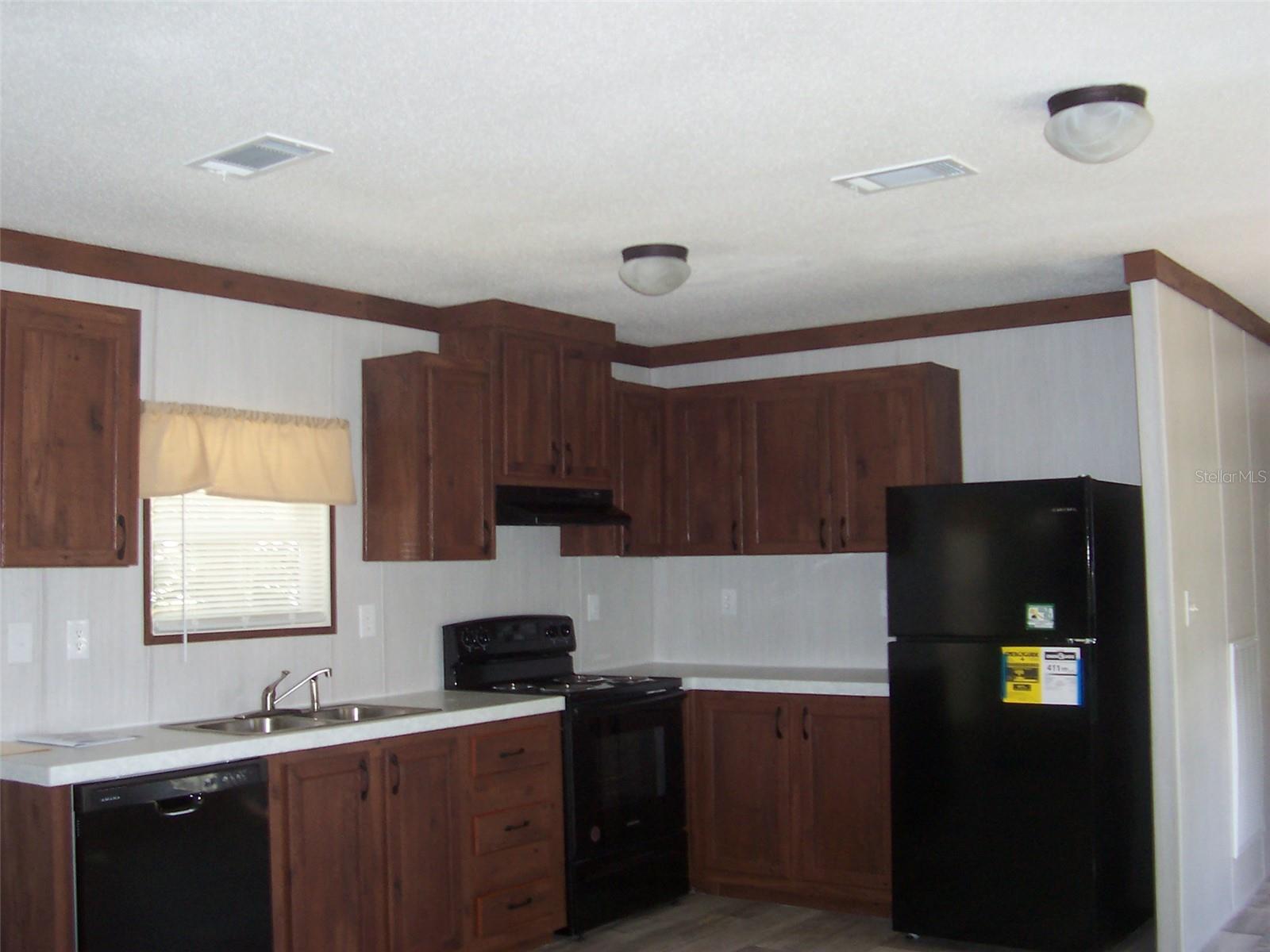 Great kitchen space with Amana Appliances.