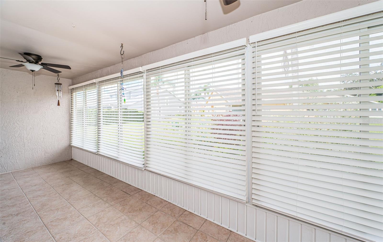 Bright, spacious enclosed lanai - ceramic tile floors