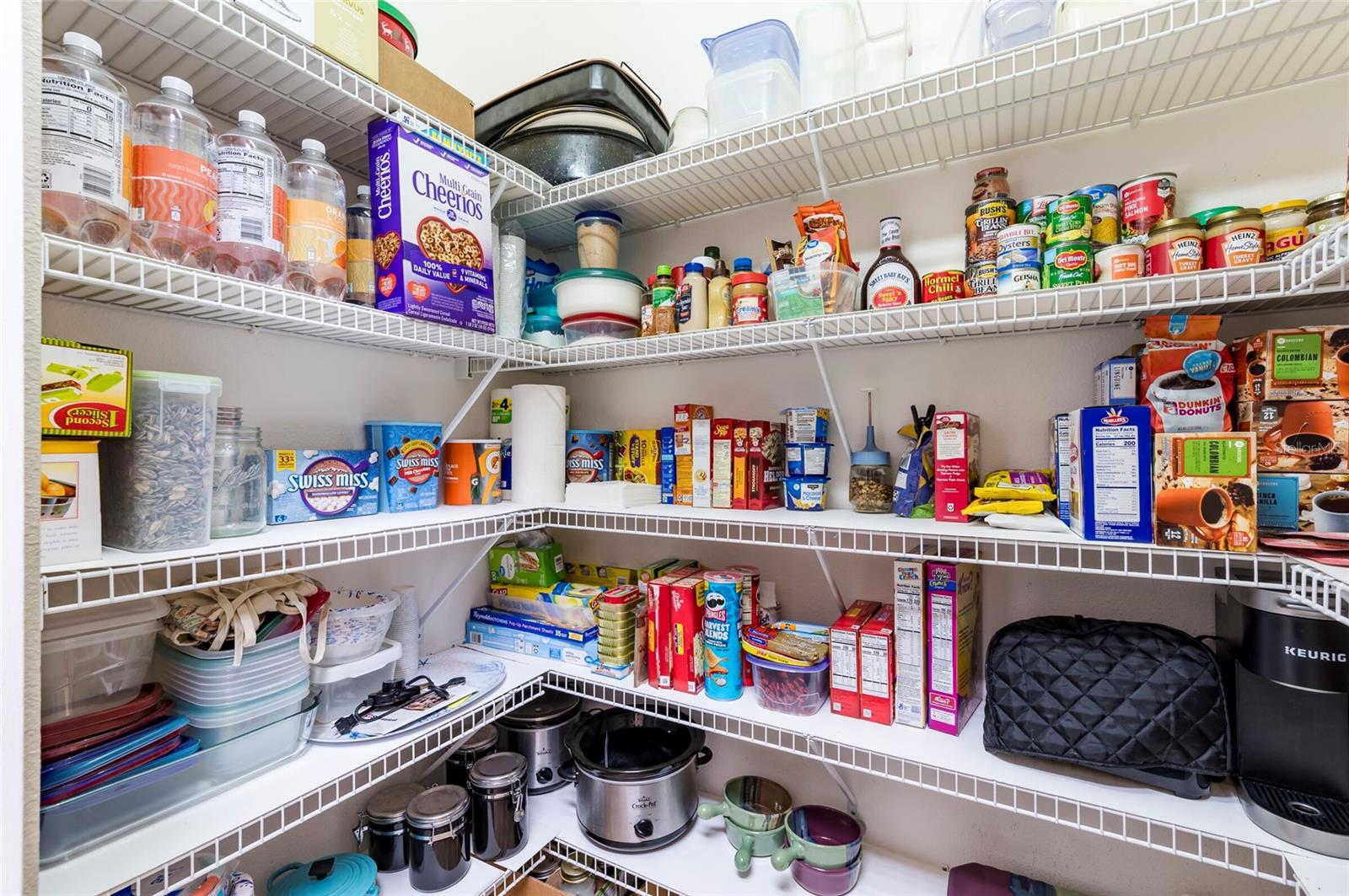 LARGE WALK-IN PANTRY (5.5' x 3.5')