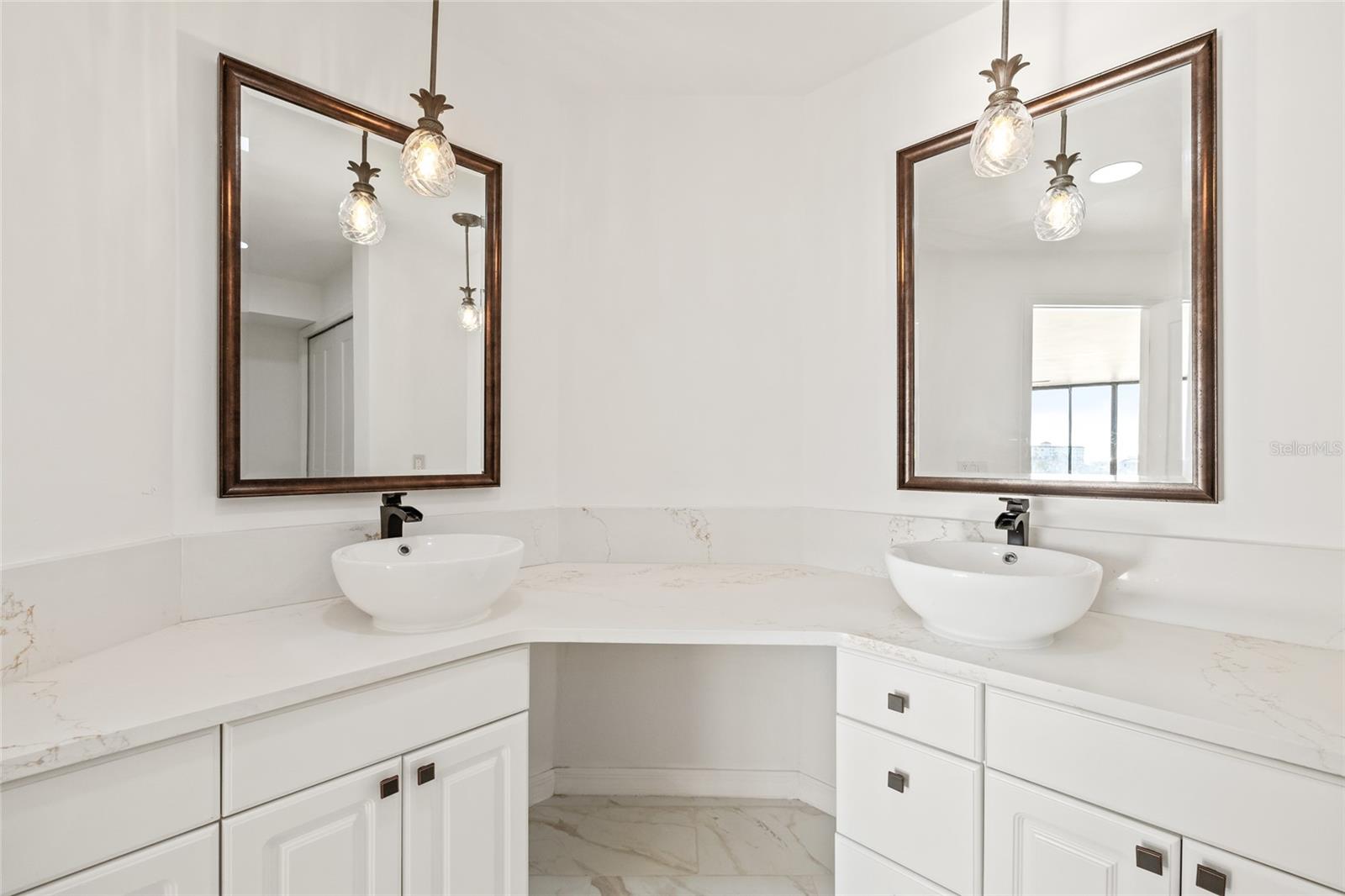 Quartz Counters and dual sinks