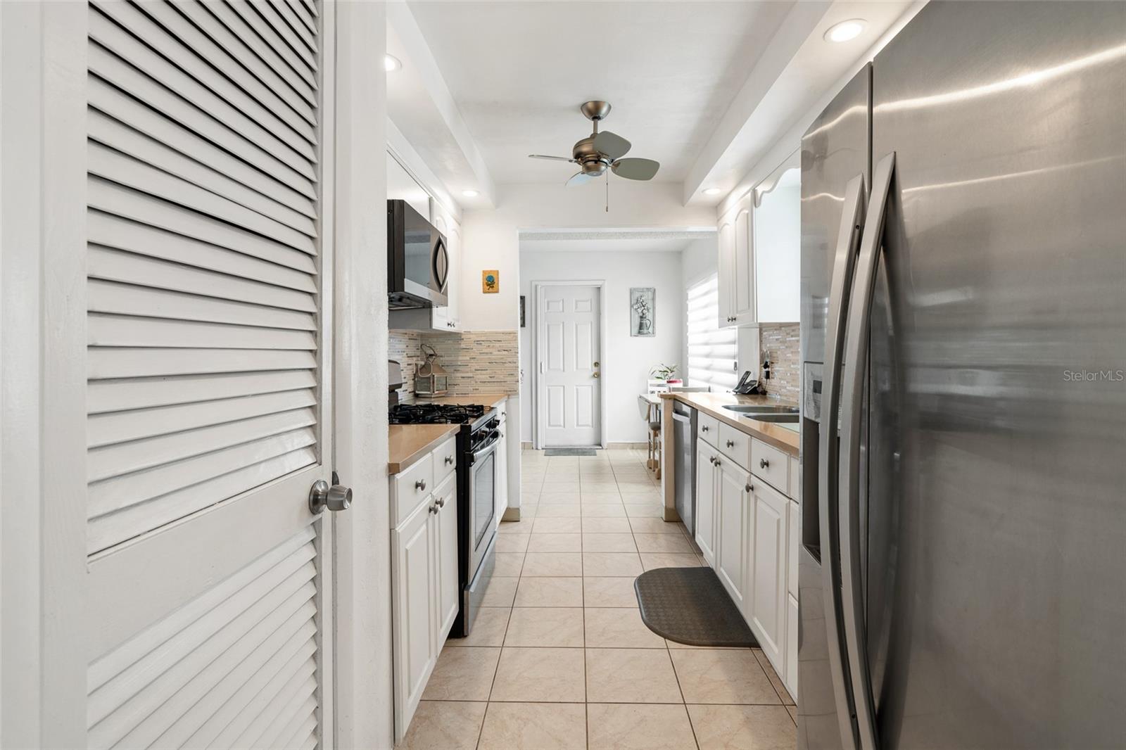 Updated kitchen, closet pantry... stainless appliances