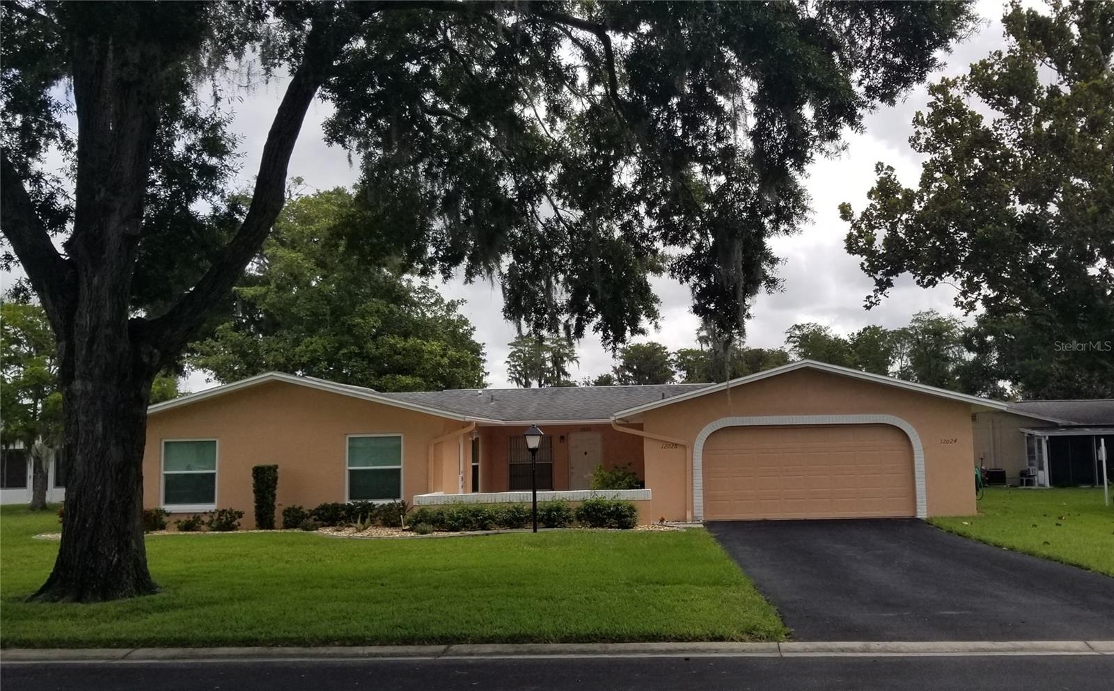 Great curb appeal facing west