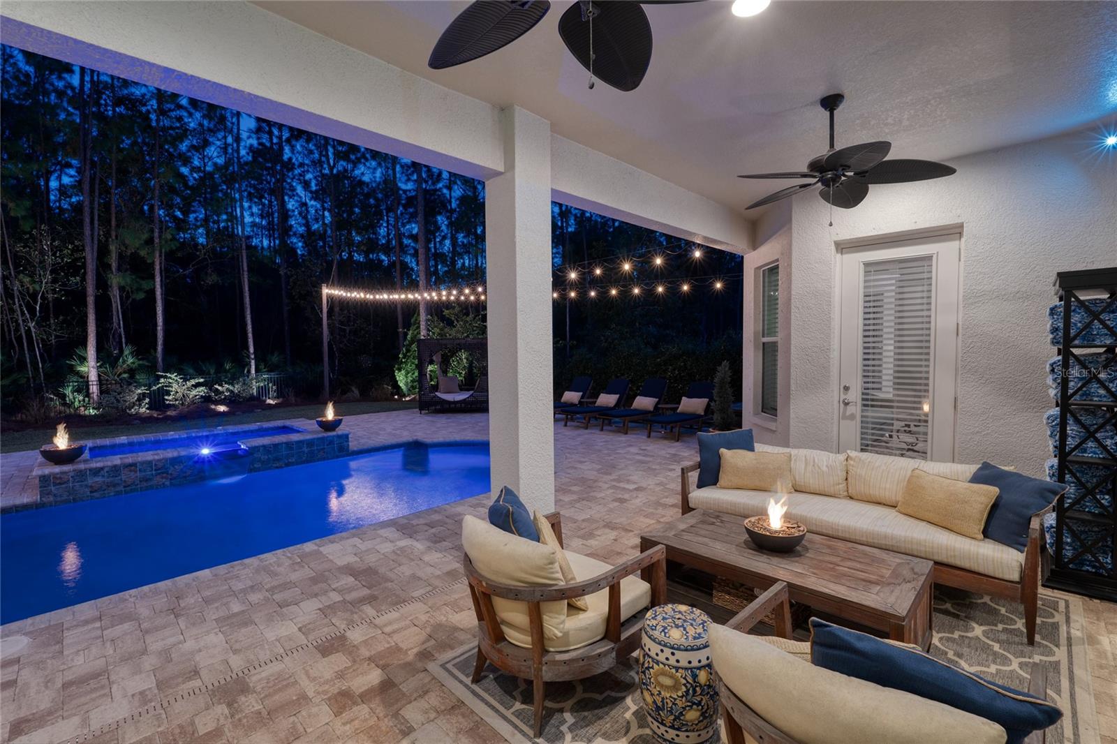 Covered lanai! Perfect for entertaining!