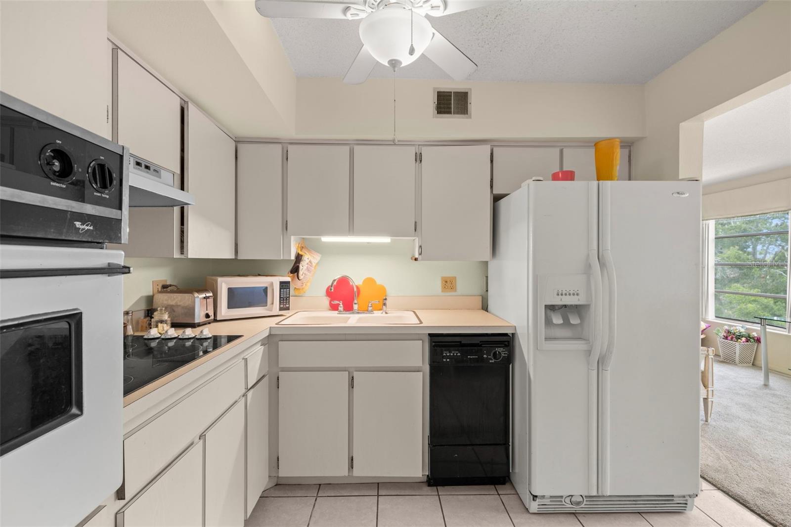 Appliances include oven, dishwasher, microwave and refrigerator.