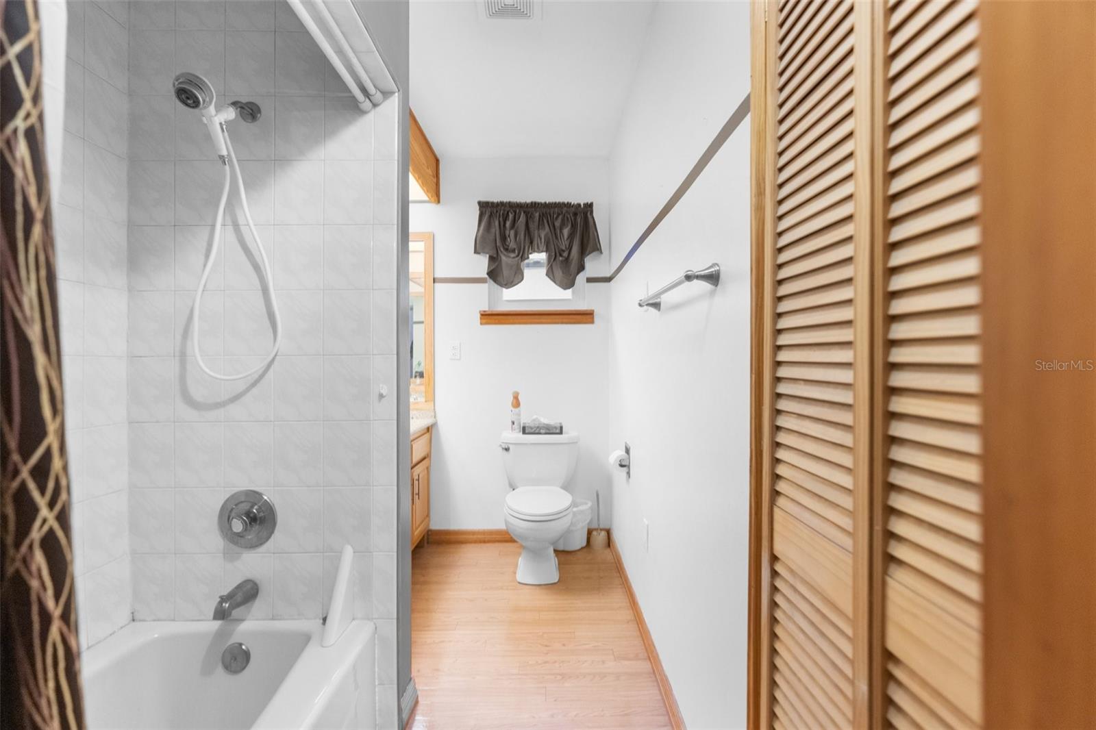 Main House, tub, shower combo