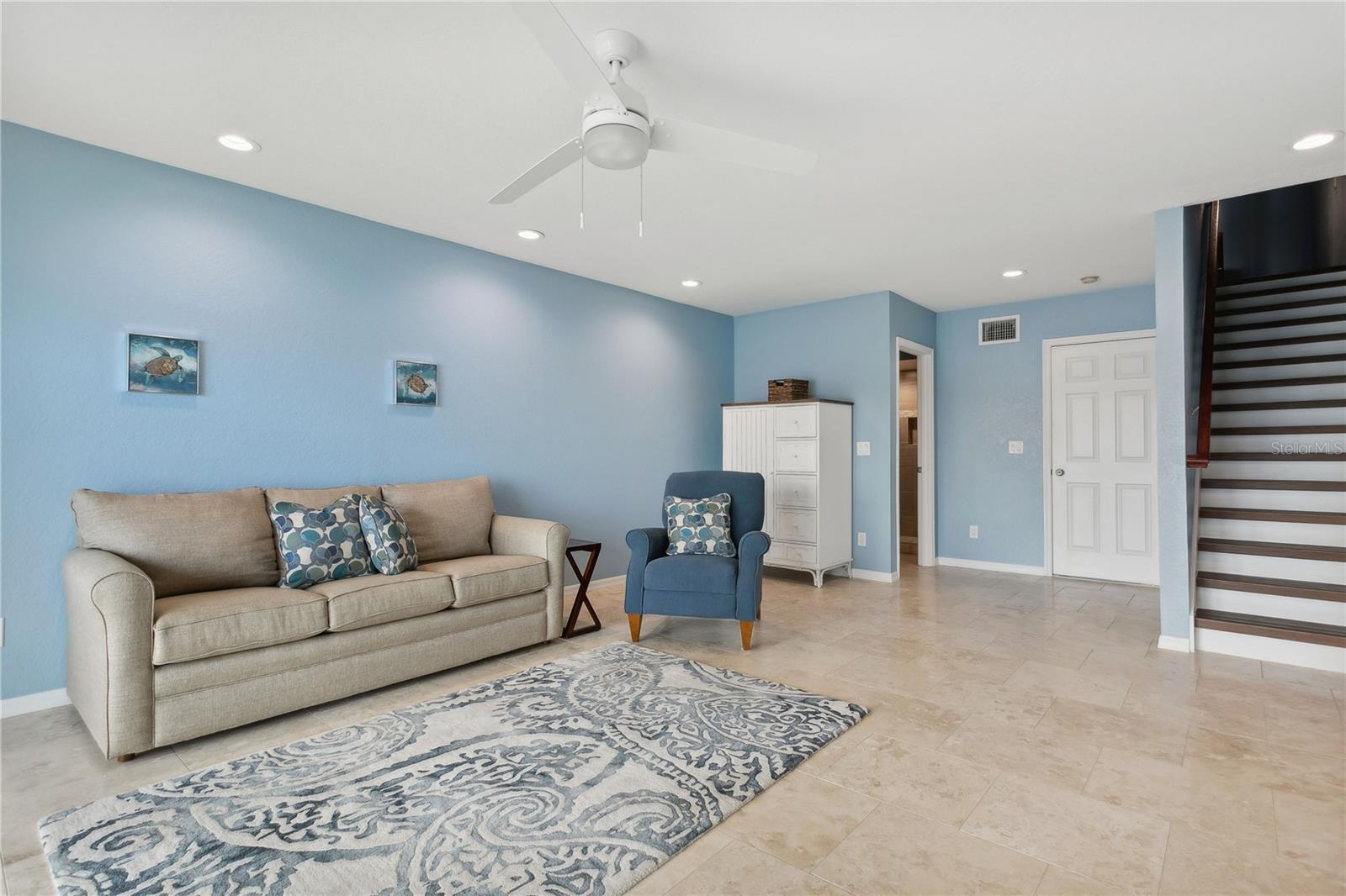 Bonus room with ensuite full bathroom (could also be a 4th bedroom)