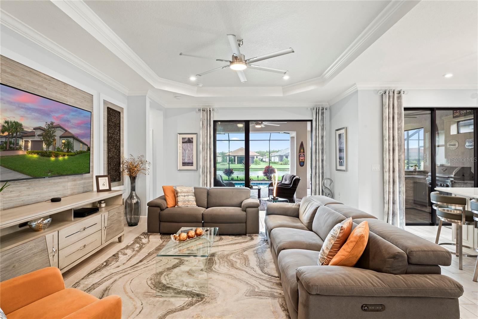 Living Room w. Tray Ceiling