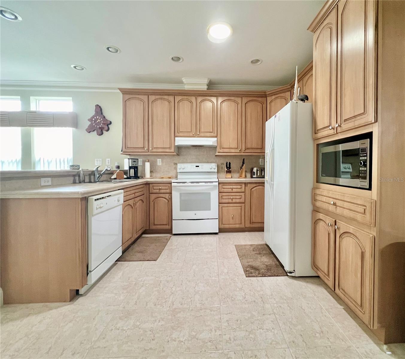 Large kitchen with lots of cabinets