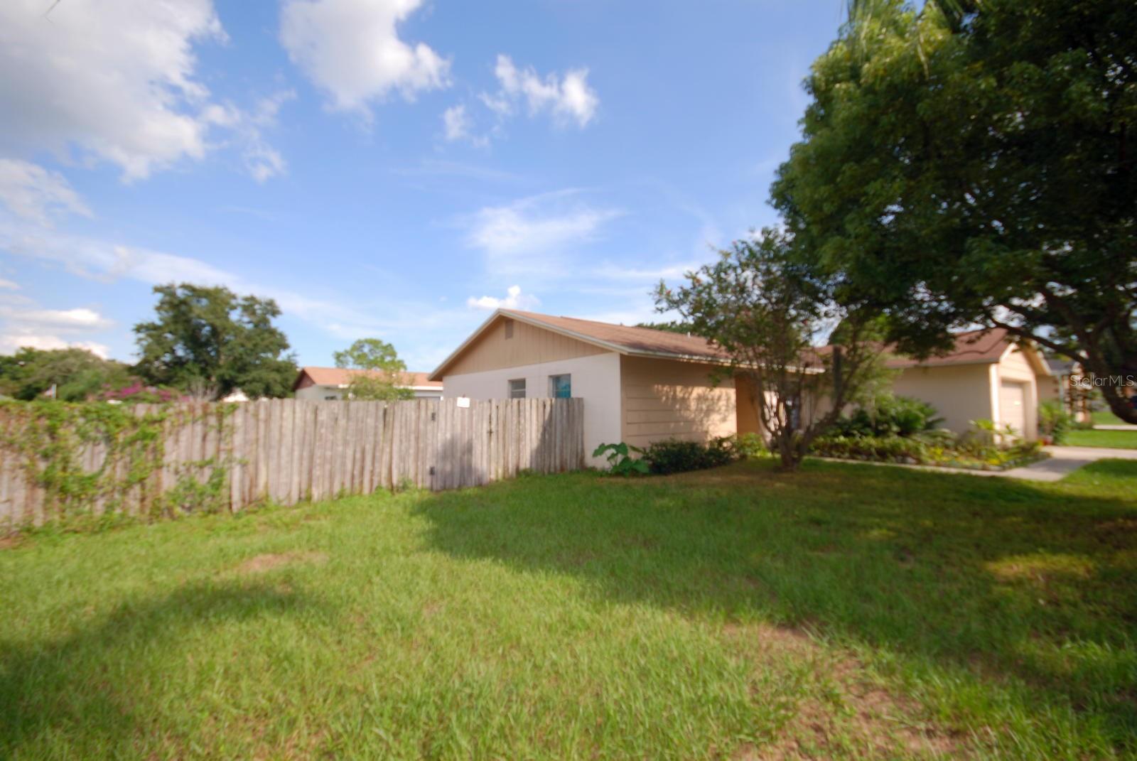 LARGE SIDE YARD