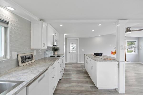 Kitchen w/tons of cabinets