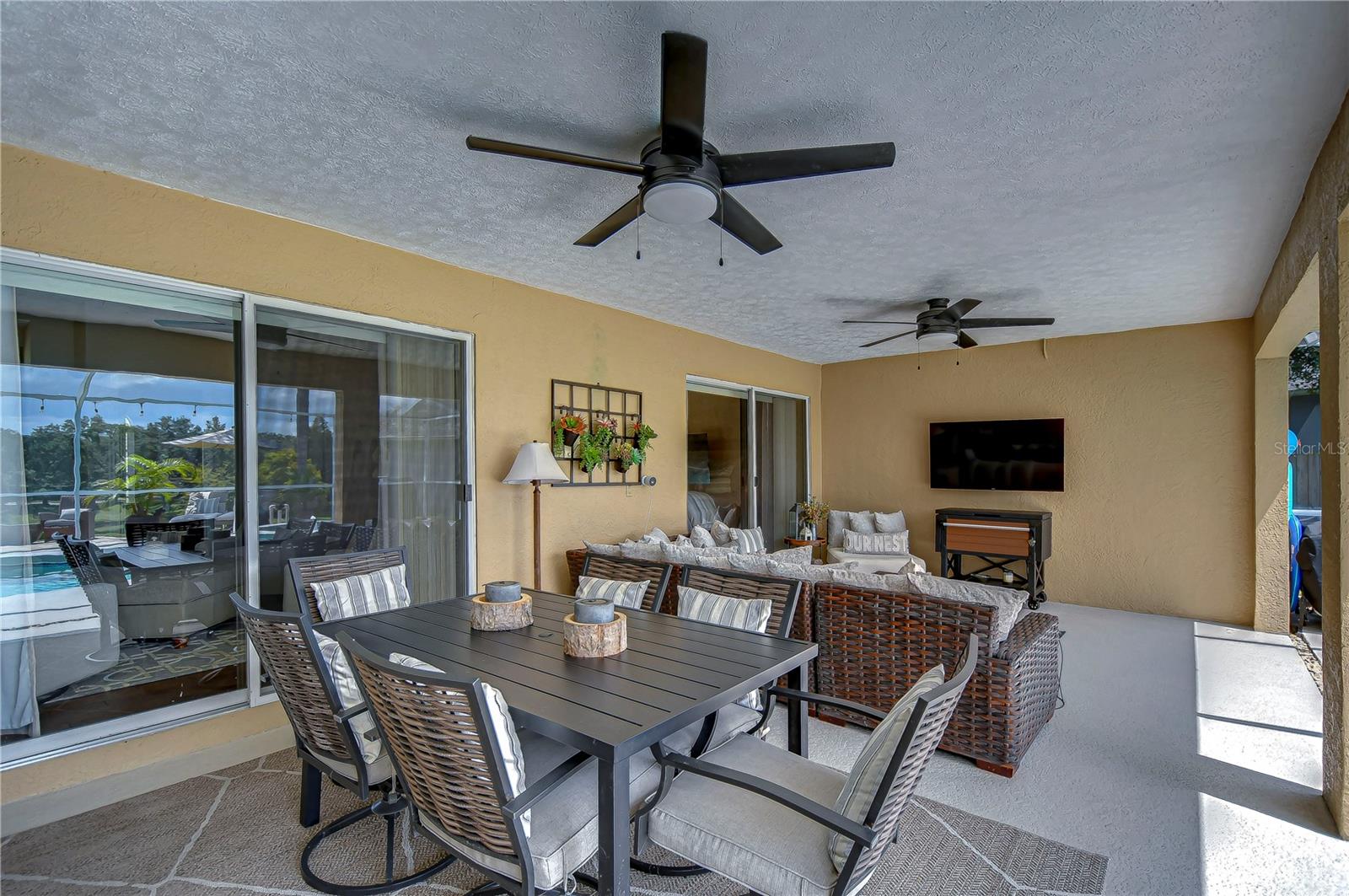 Spacious covered patio!