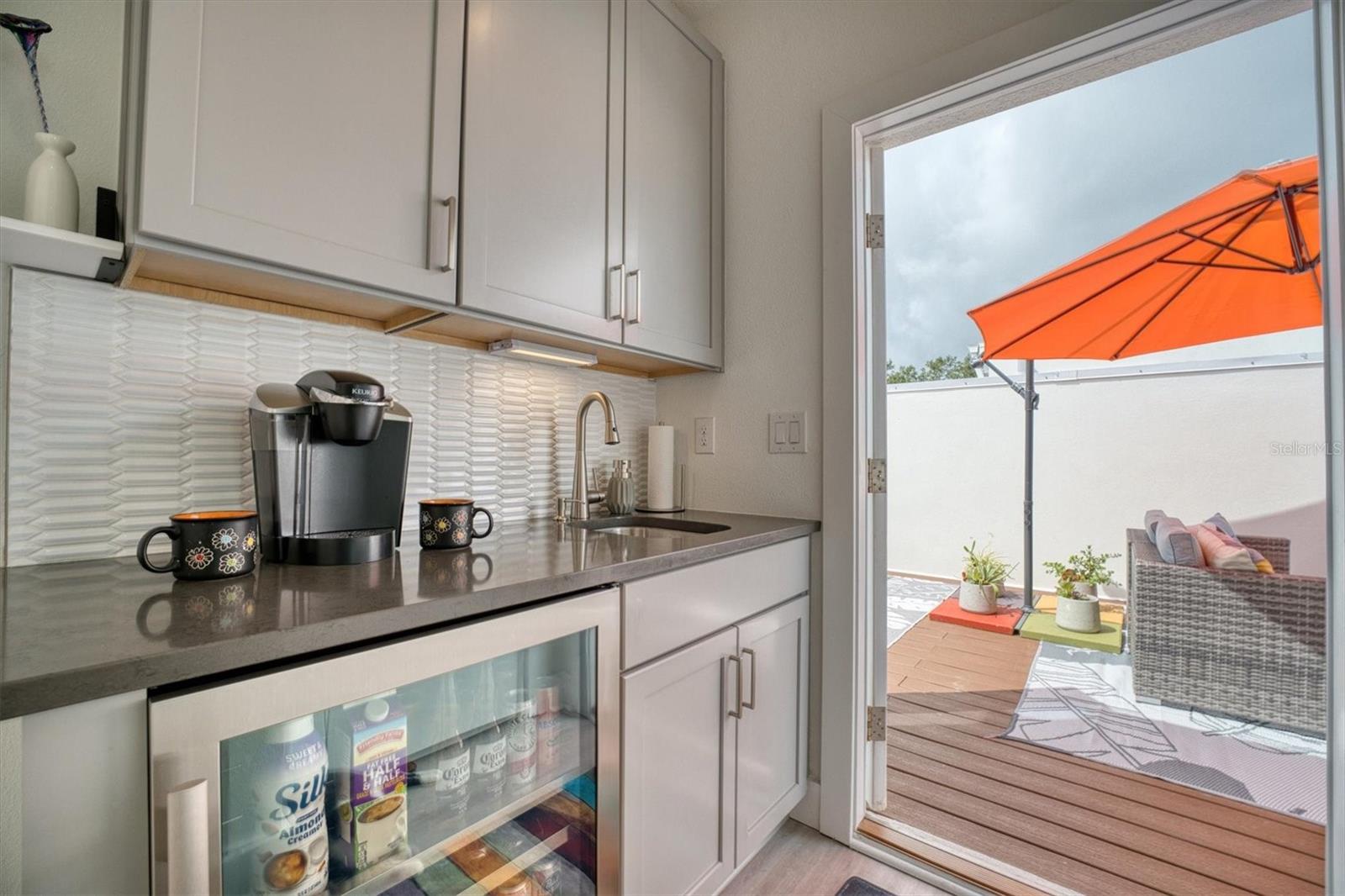 4th floor/rooftop deck - wet bar area