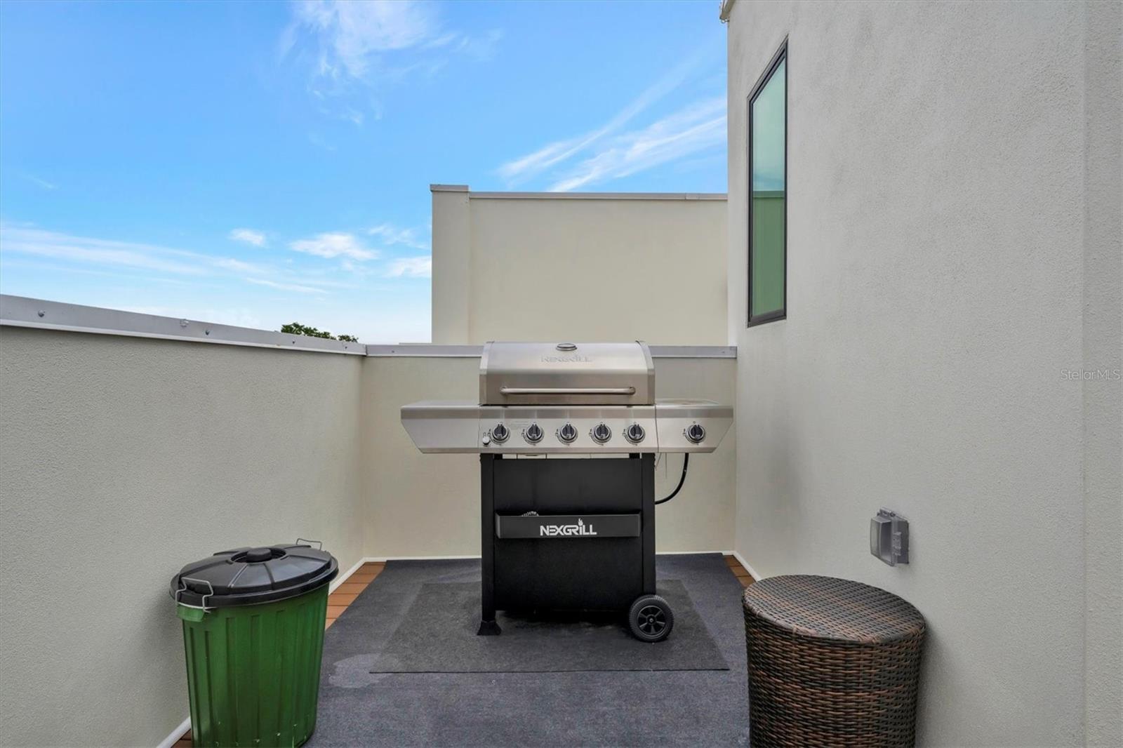 generous space for a grilling area, no overhead coverings so you're cooking with gas, baby!