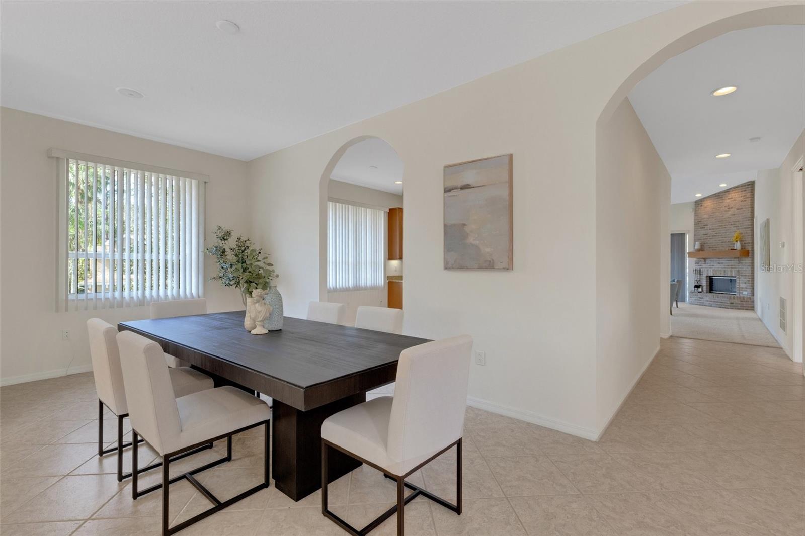 Dining room leads into the kitchen!