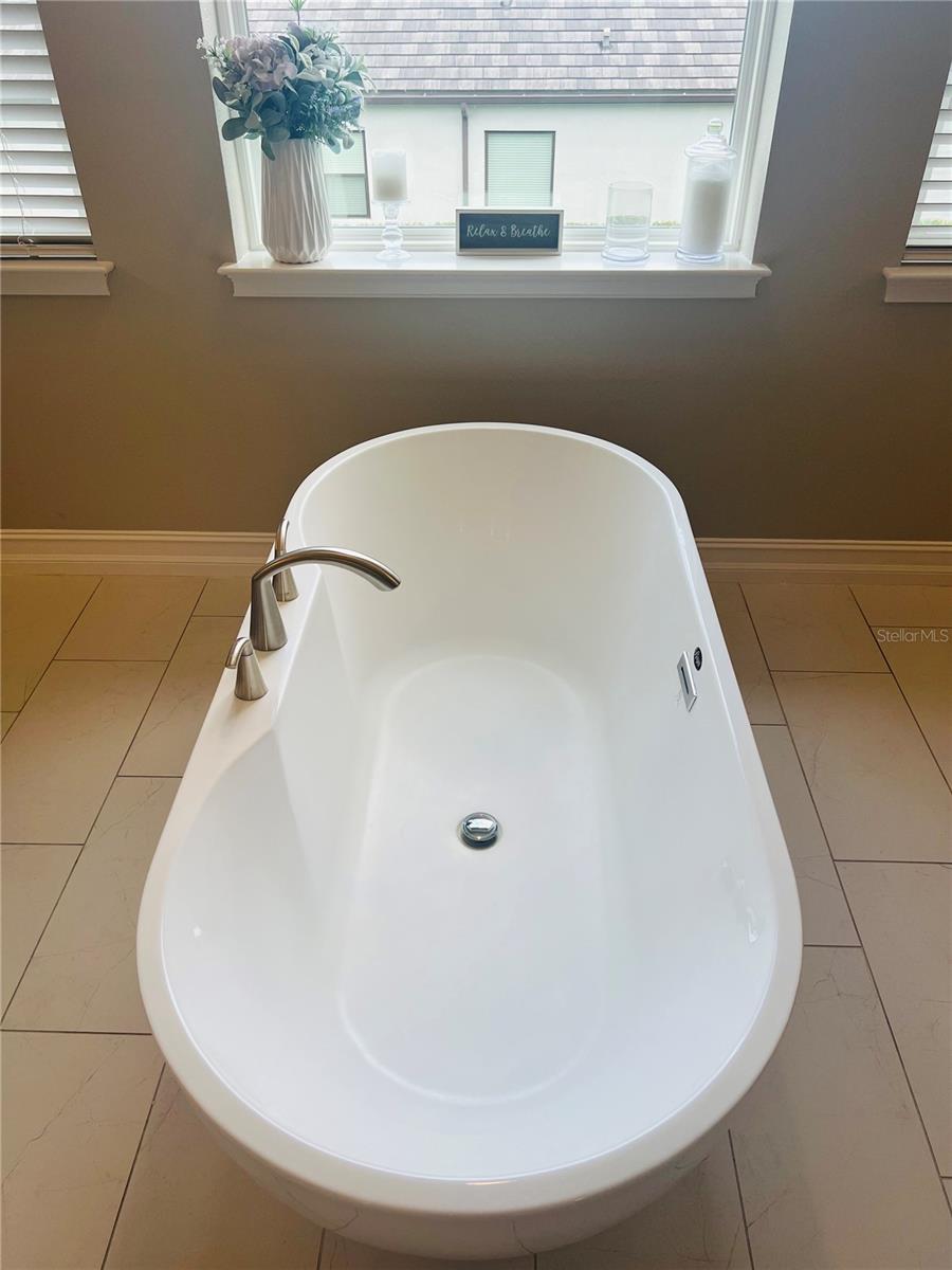 Upgraded Free Standing Soaker Tub