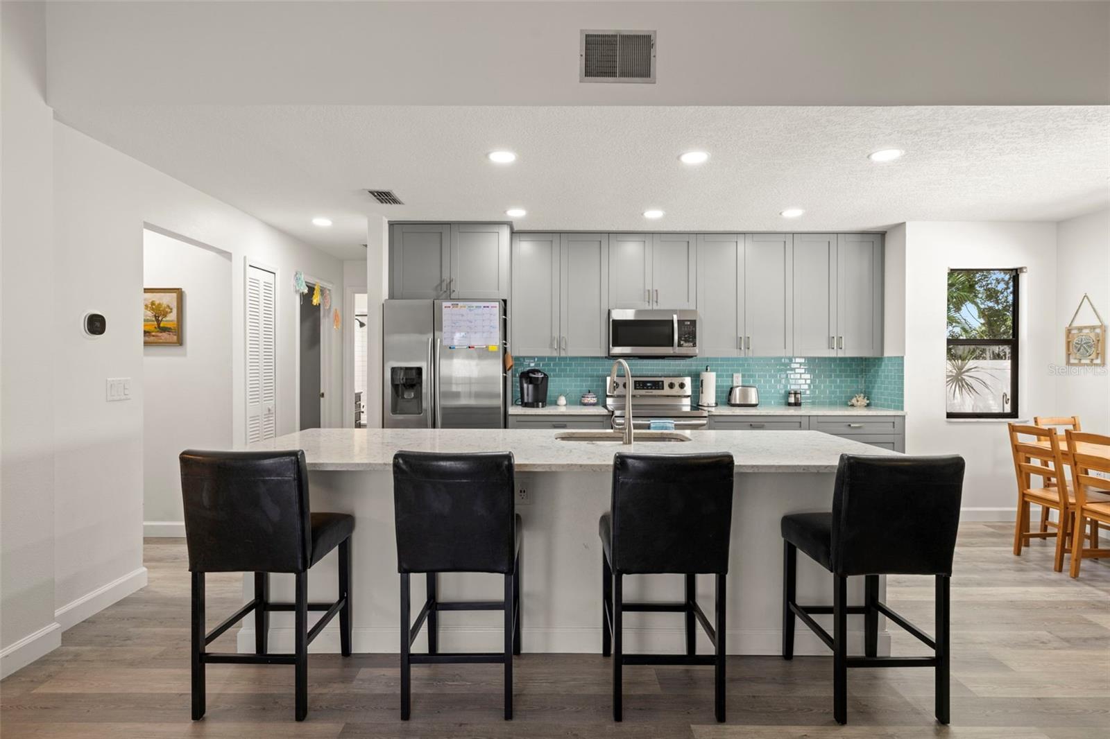 Who wouldn't love this coastal color scheme in this kitchen