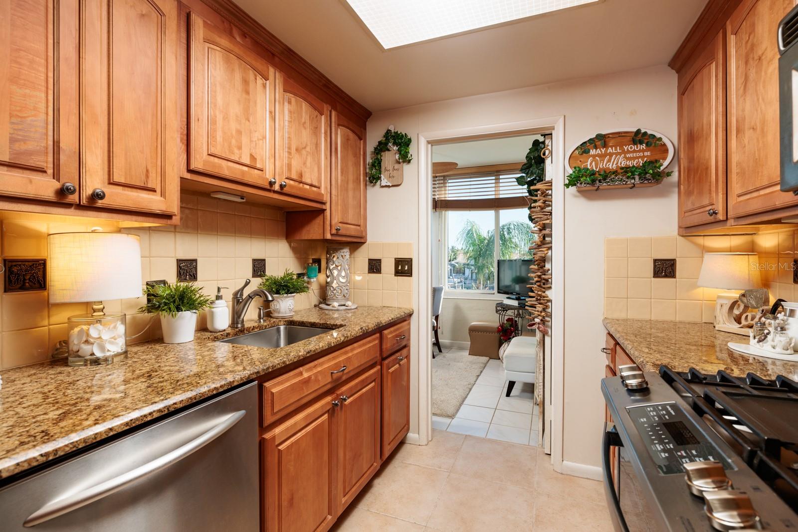 Kitchen w/Granite counters.