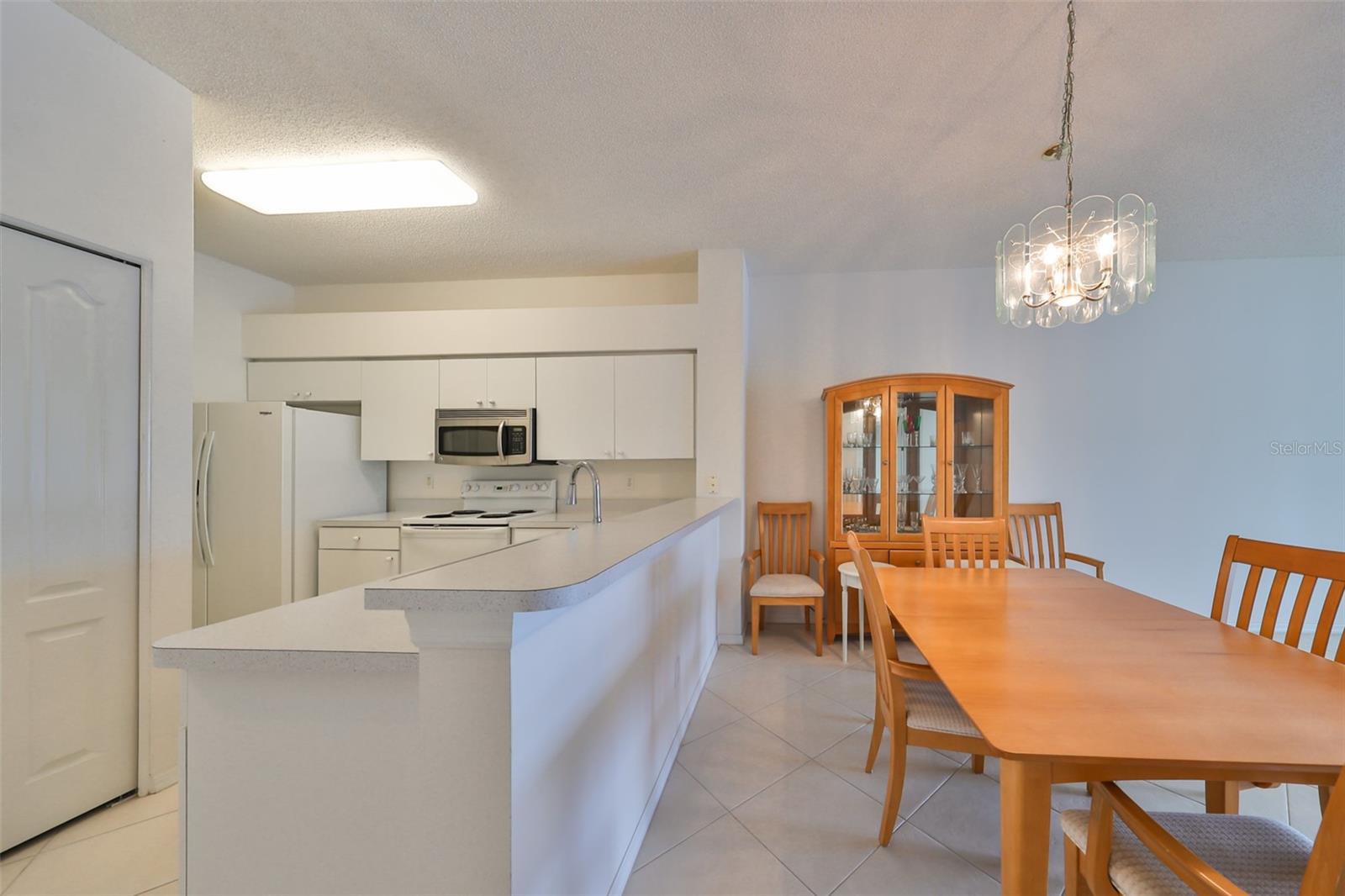 Kitchen w/Breakfast Bar & Dining Area