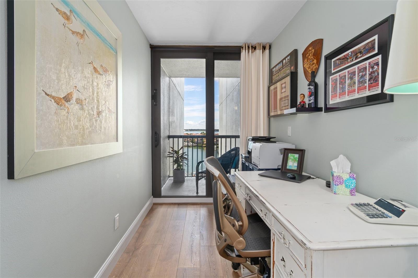 Guest room nook with balcony