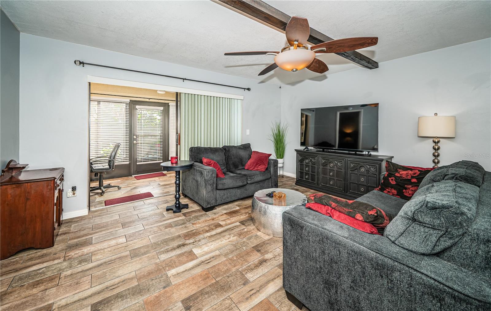 Living area, beamed ceilings