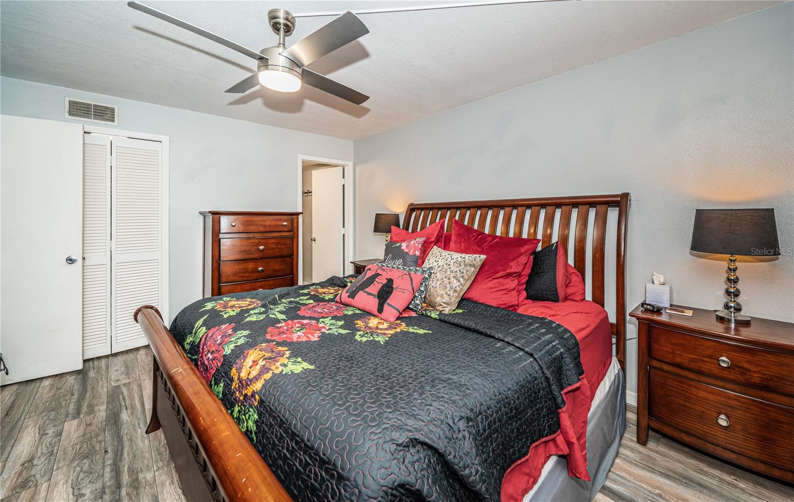 Ensuite - Walk-in closet, Private bath