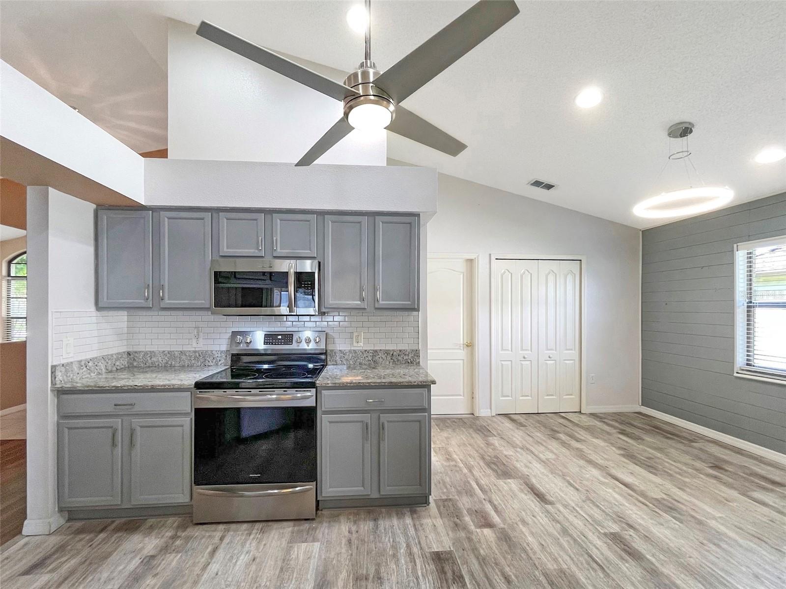 KITCHEN WITH BREAKFAST NOOK