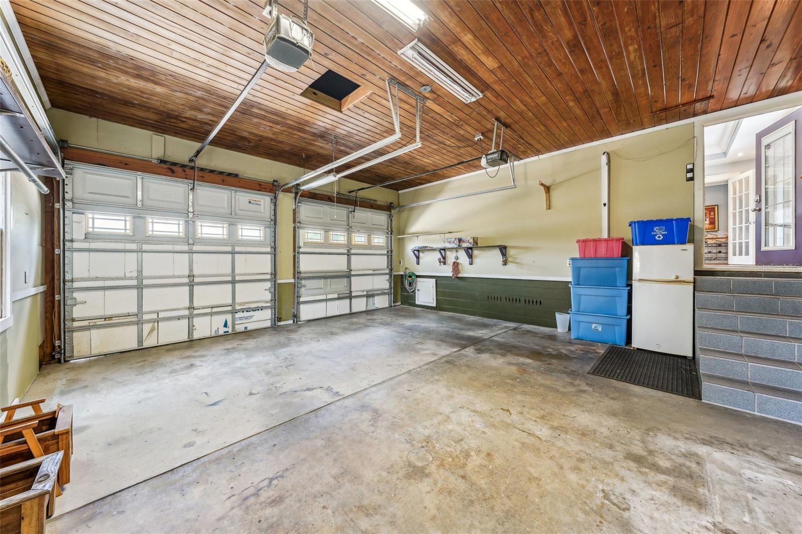 Attached garage - look at the ceiling!