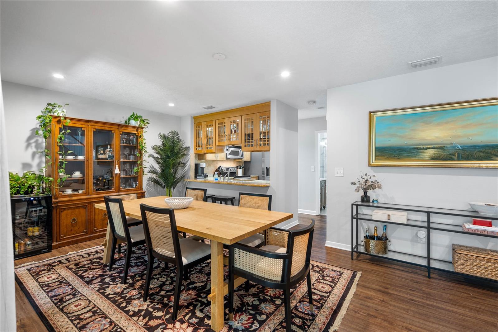 Formal dining area connecting the living room & kitchen