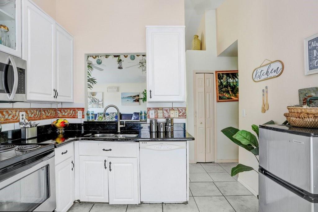 Kitchen with granite countertops/ 42" cabinets and stainless steel appliances