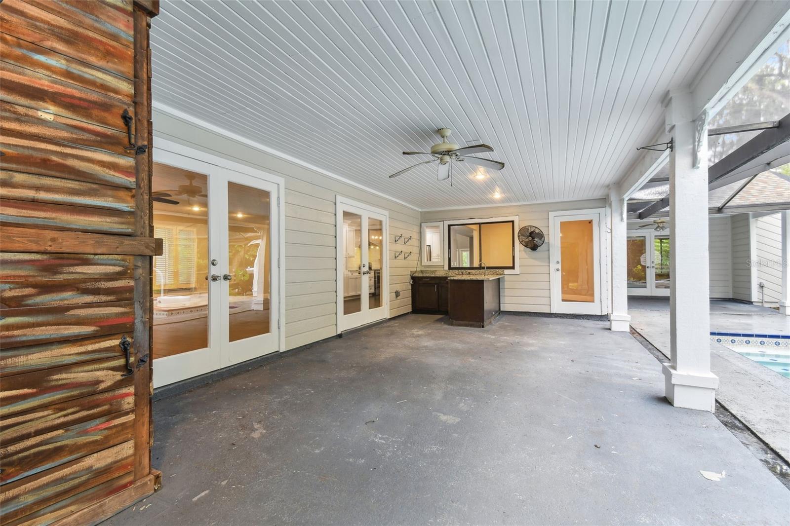 Backyard w/covered patio & outdoor kitchen