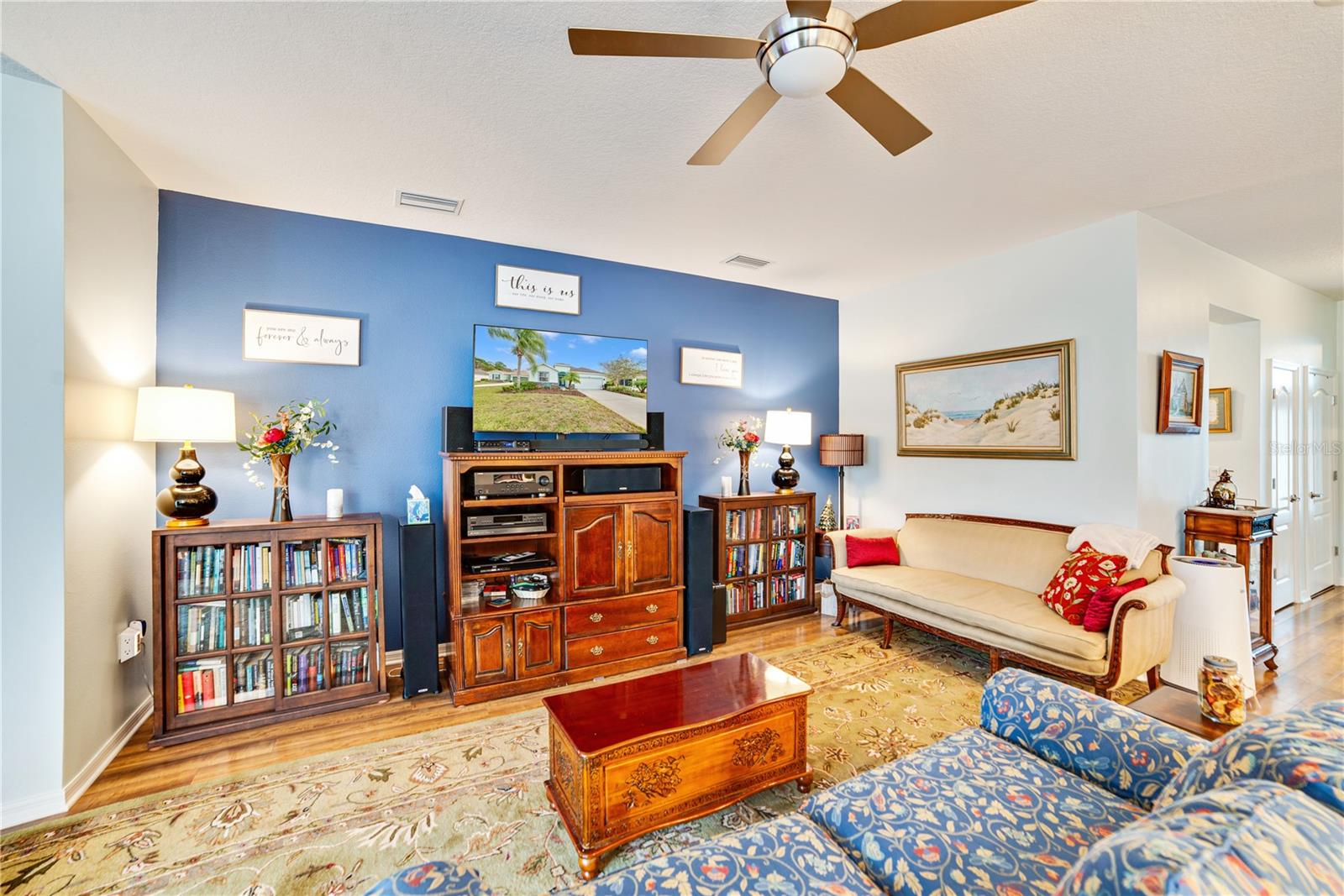 LOVELY LAMINATE AND TILE FLOORS IN THE MAIN LIVING AREAS.