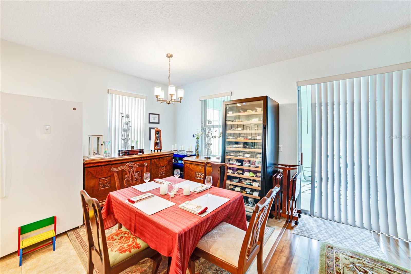 DINING AREA IS ADJACENT TO EGRESS TO LANAI.  CONVENIENT FO GRILLING THOSE T-BONE STEAKS!