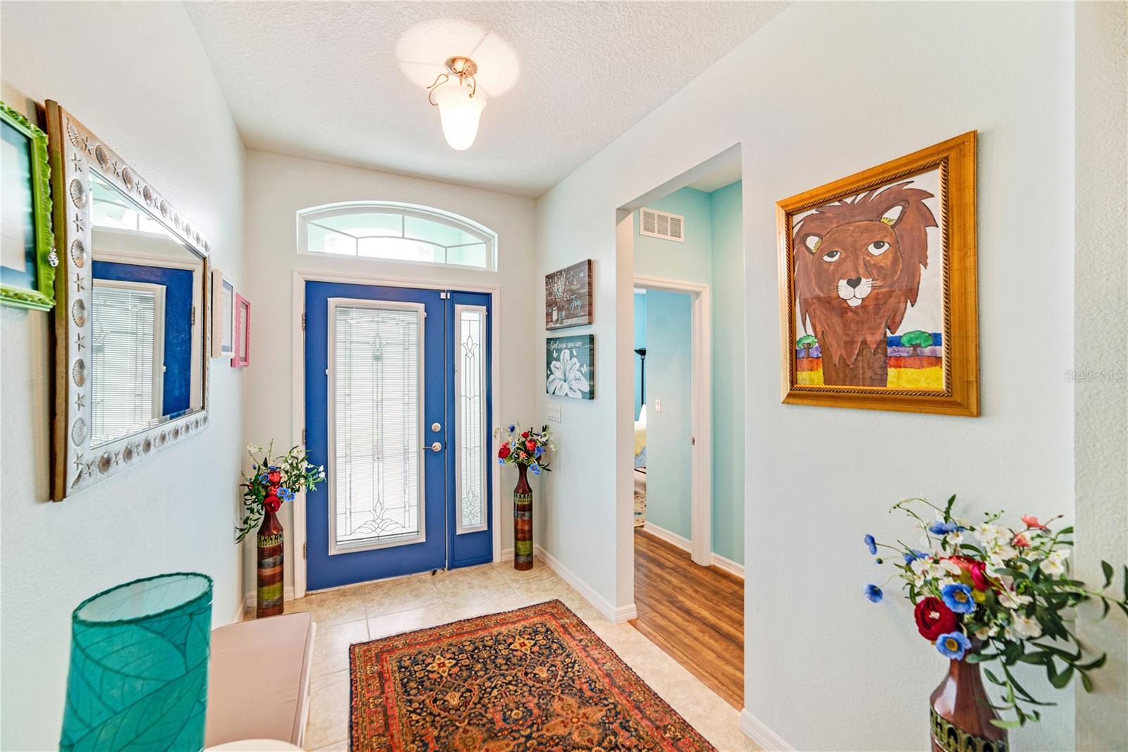 LARGE ENTRY FOYER