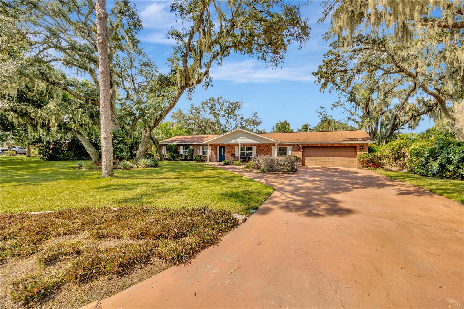 Oversized driveway offers plently of parking!