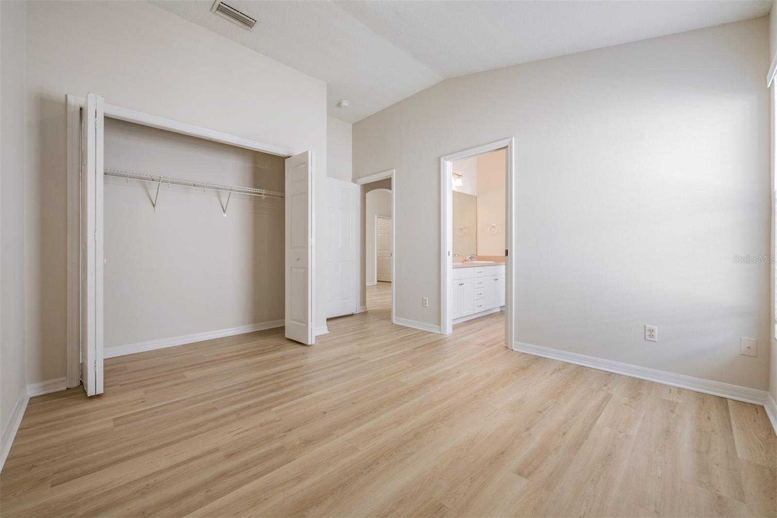 Guest Bedroom -New LVP flooring, high ceilings, new paint - Jack and Jill Bathroom