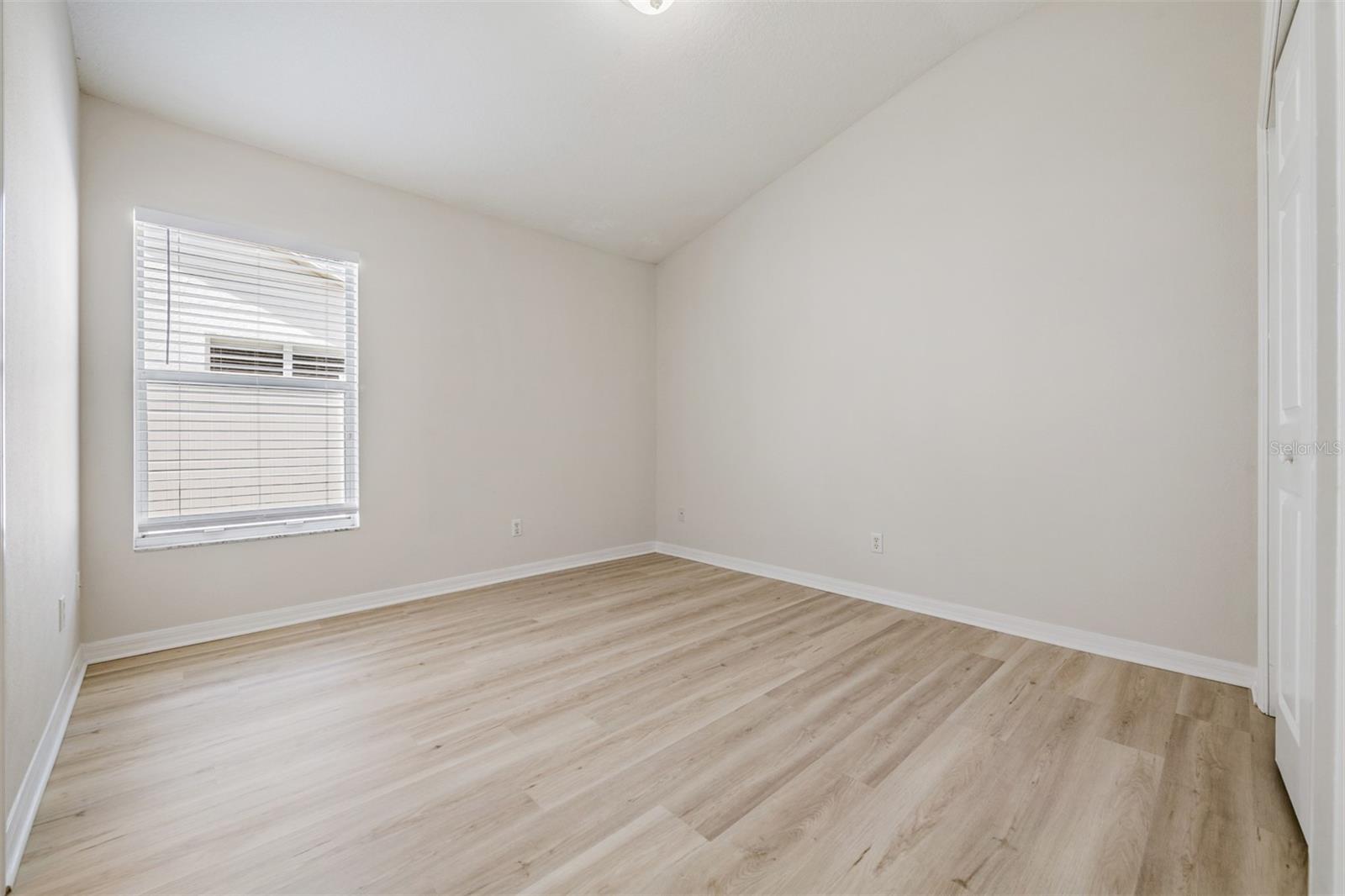 Guest Bedroom -New LVP flooring, high ceilings, new paint - Jack and Jill Bathroom