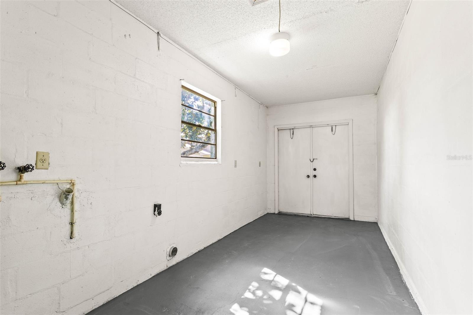 Utility room/ Golf cart Garage / Laundry room