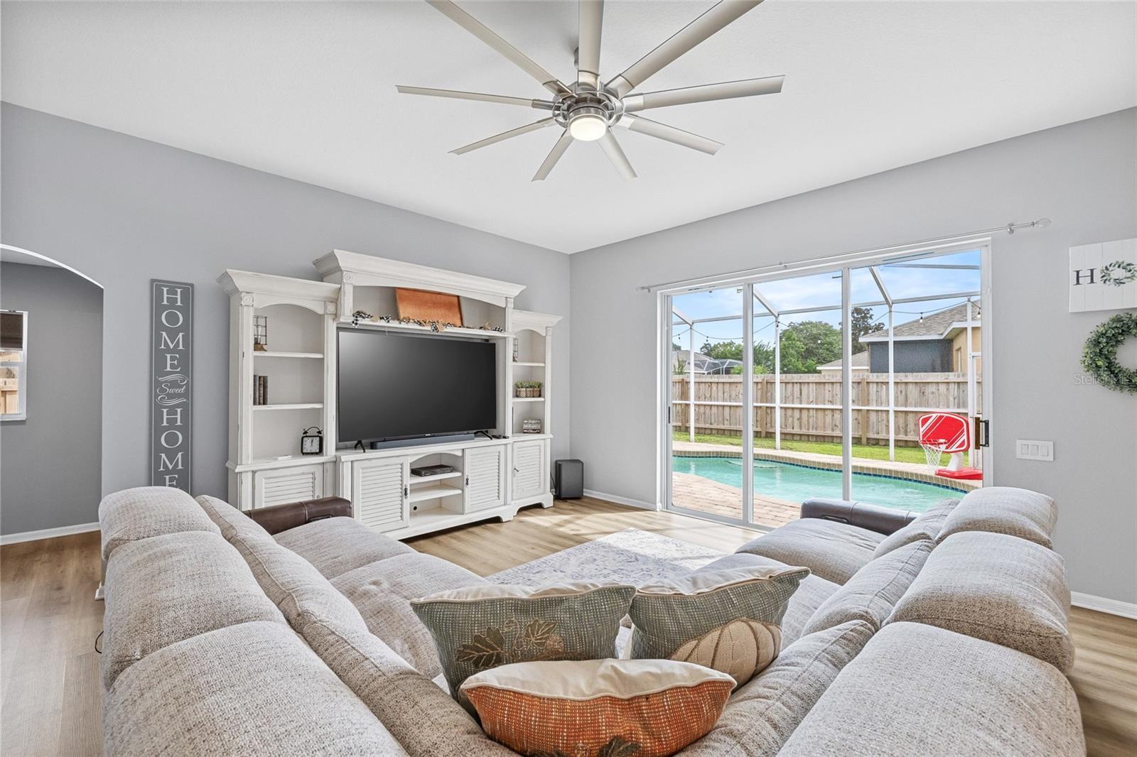 Second living room/ pool view