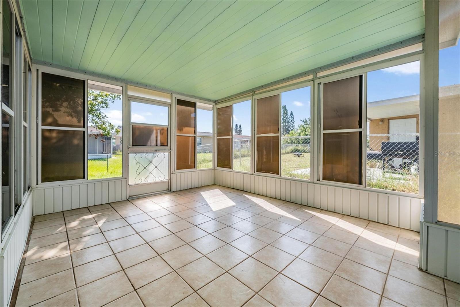 HUGE SCREENED IN LANAI with tile floor!