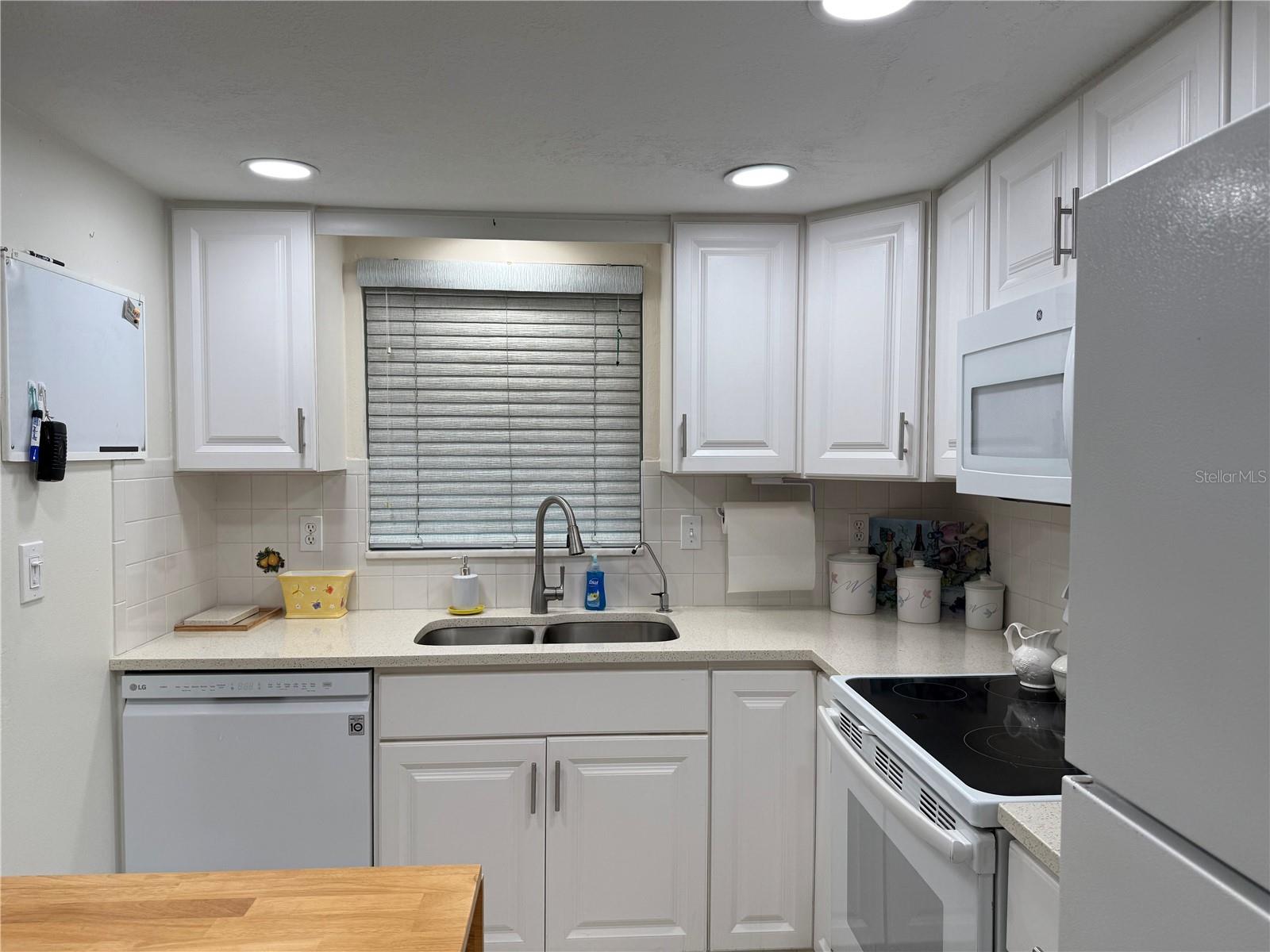 Kitchen sink/window w/dishwasher, garbage disposal, water filtration and recessed lights