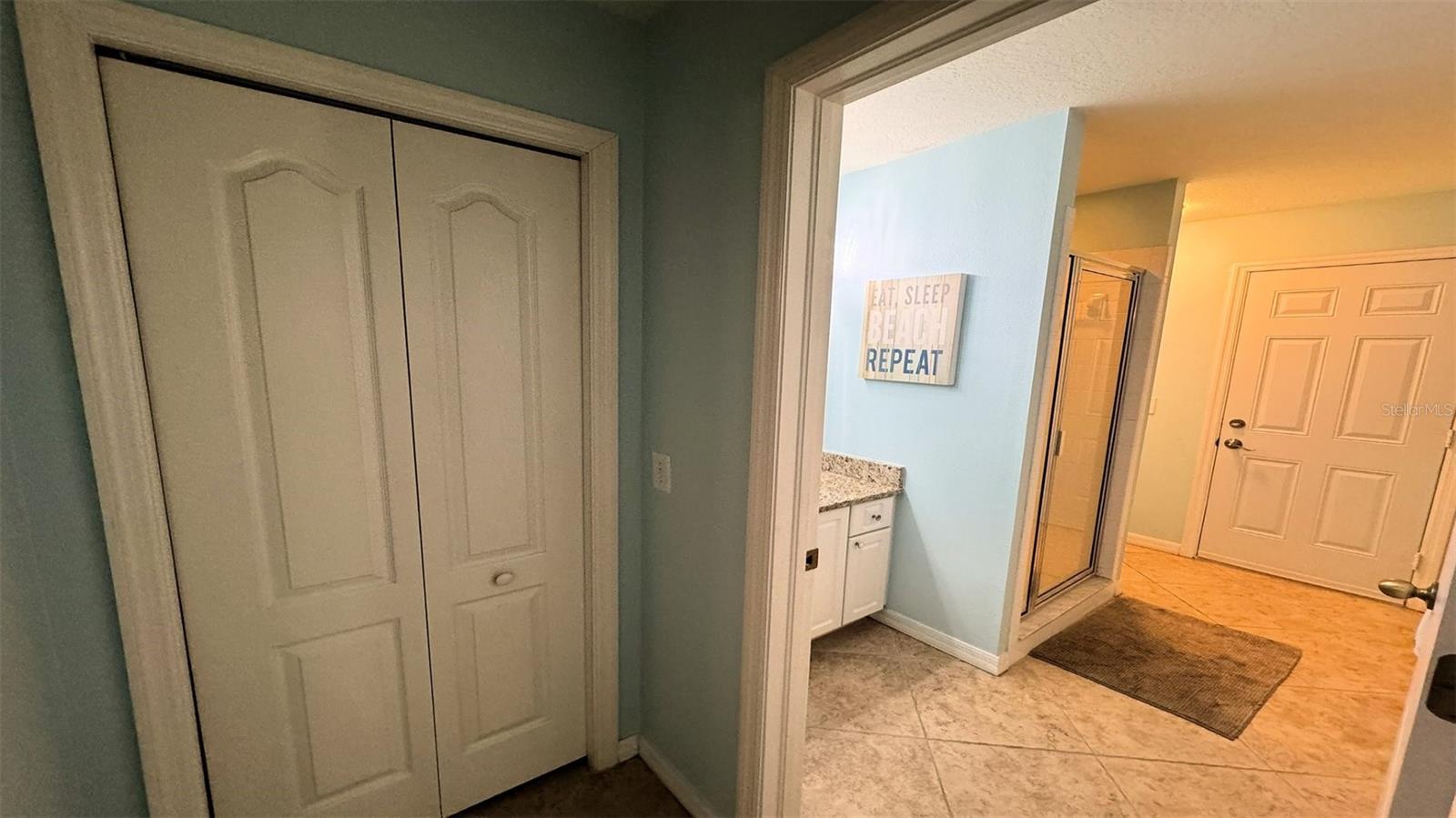 29 Mini-Suite Bathroom Entrance