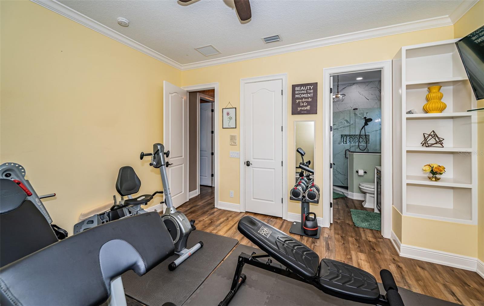 Upstairs guest bedroom