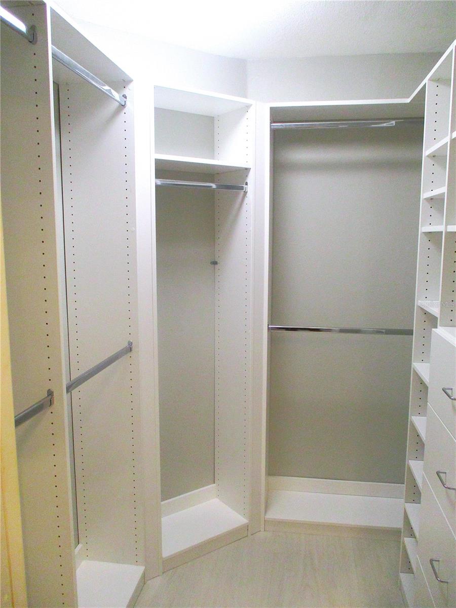 CUSTOM CALIFORNIA PRIMARY CLOSET