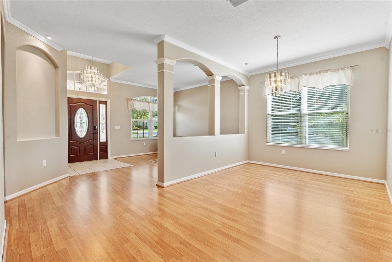 13931 Chandron Dr, Living room_Dinning room_Entry