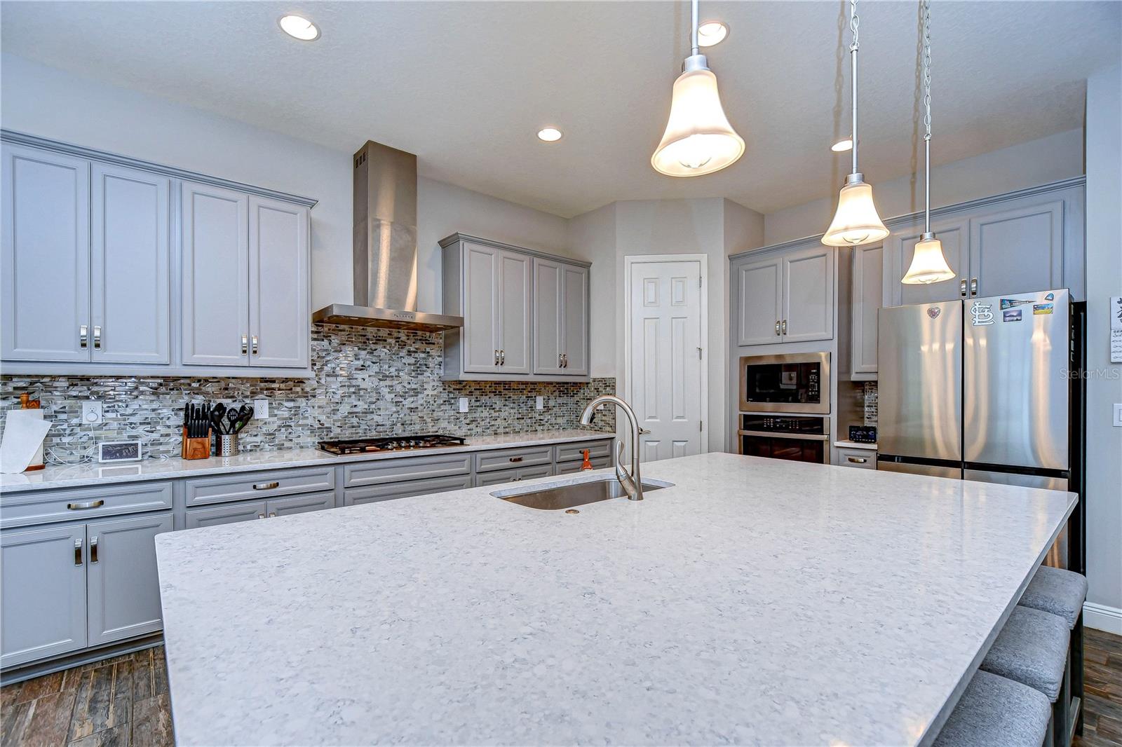 Stratus White Zodiaq quartz countertops!